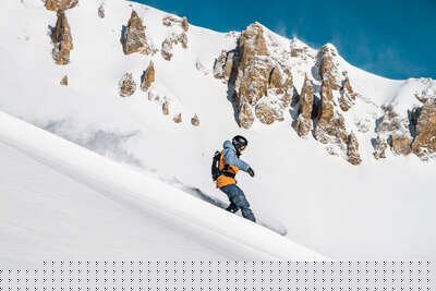 Skieur freeride avec un sac airbag
